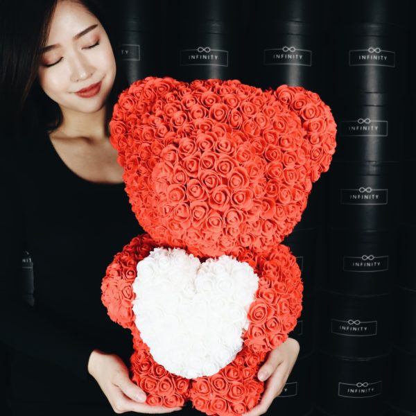 Rosenteddy in Rot mit weißen Herz