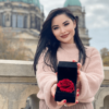 Frau hält eine Single Velvet Box von Infinity Flowerbox