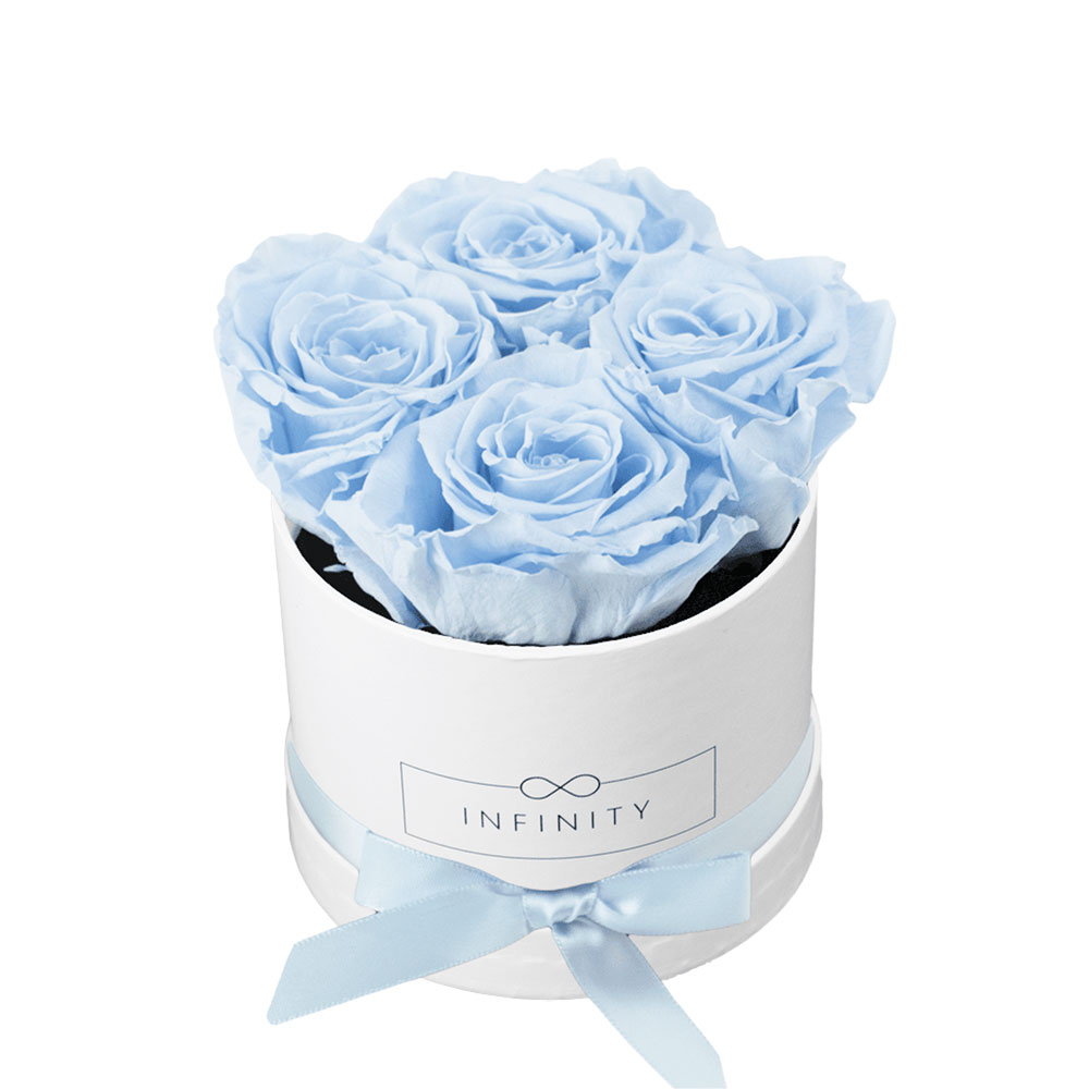 Infinity Small Flowerbox mit 4 konservierten hellblauen Rosen in weißer runder Box mit Satinband