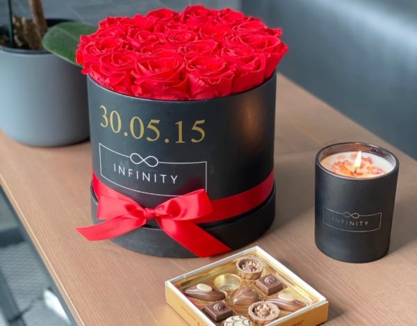 wunderschöne Duftkerze mit infinity Rosenbox und Lindt Schokolade