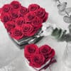 Rote haltbare Rosen in schwarzer Herzbox