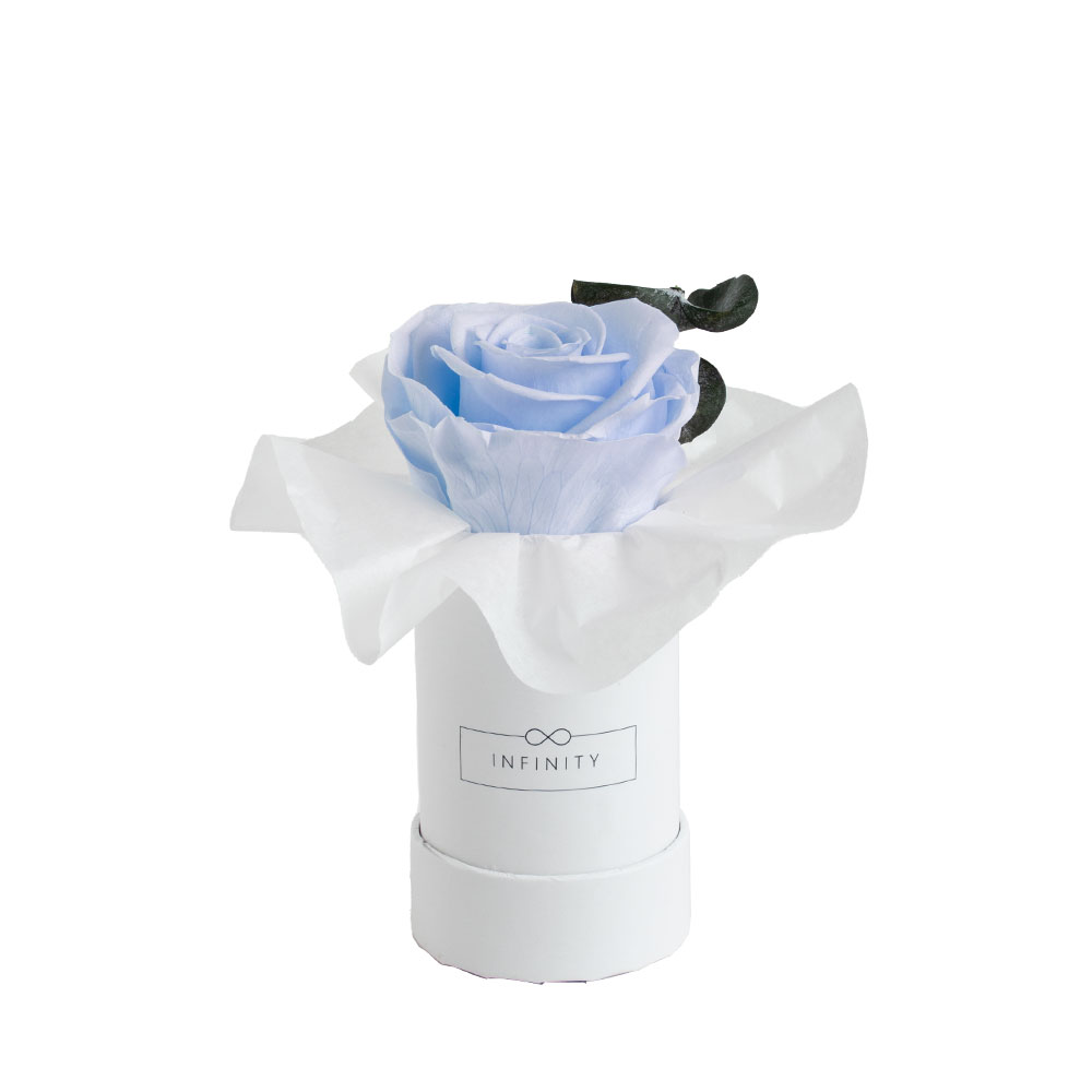 Infinity Extra Small eine echte hellblaue Rose mit konserviertem Eucalyptus im Bouquet Stil