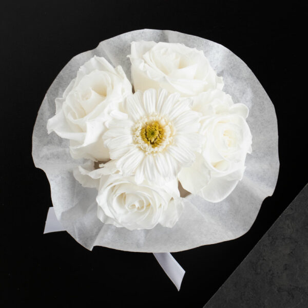 Infinity Blumen weiße Rosen mit Gerbera von oben