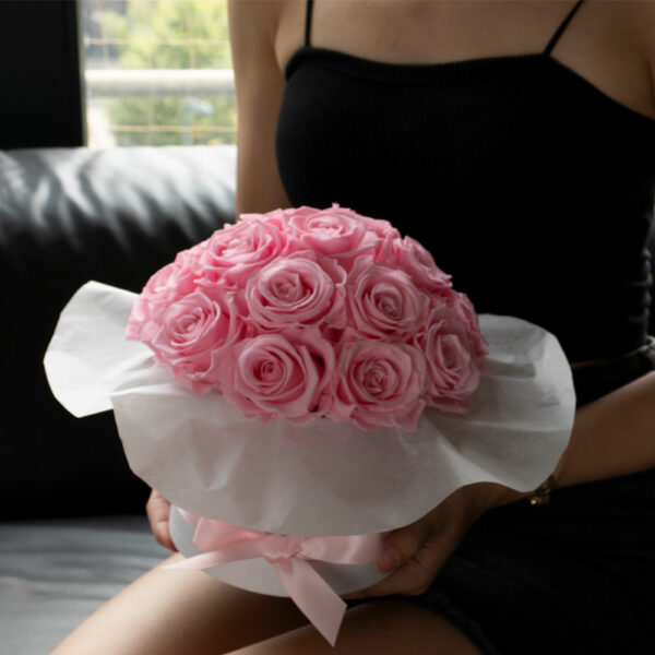 Medium Flowerbox Bouquet getragen in Hand