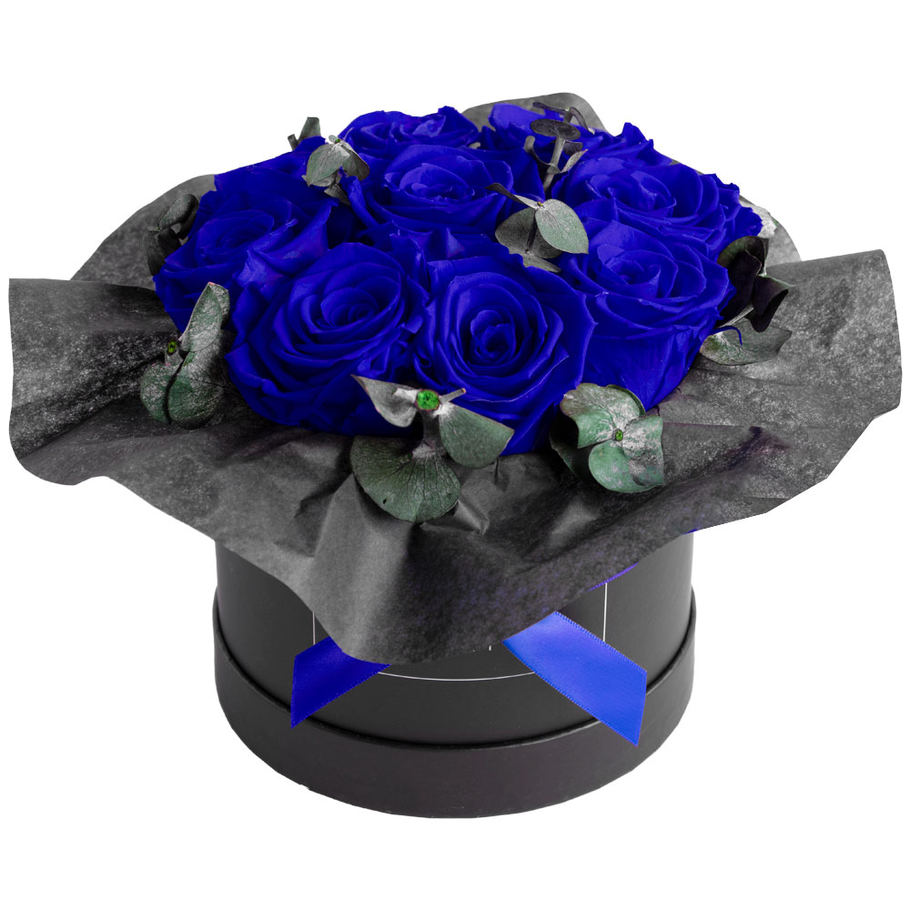 Medium haltbarer Blumenstrauss mit dunkel blauen Rosen und Eucalyptus