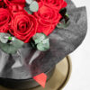 rote Rosen mit Eucalyptus haltbarer Strauss