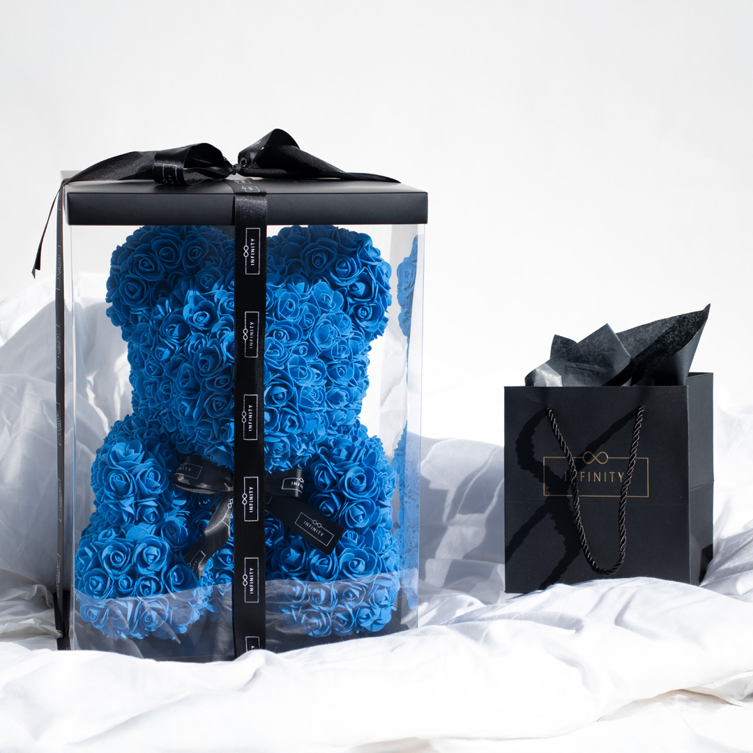 Baer-M-DB-mit-Geschenktüte Rosenbär Dunkelblau Medium Geschenk
