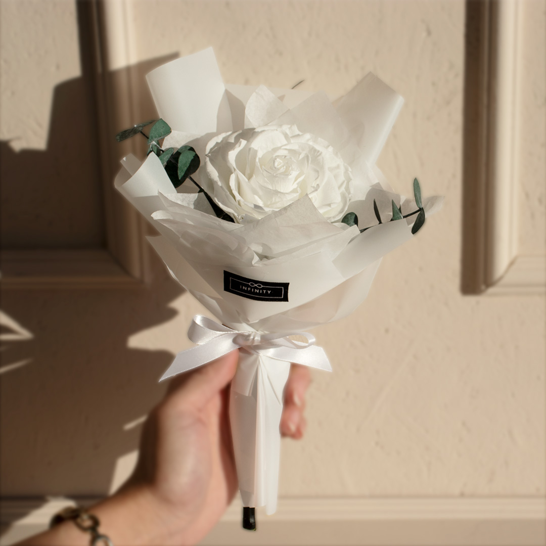 Single-Mandala-Rose-Eucalyptus-Bouquet-in-Hand